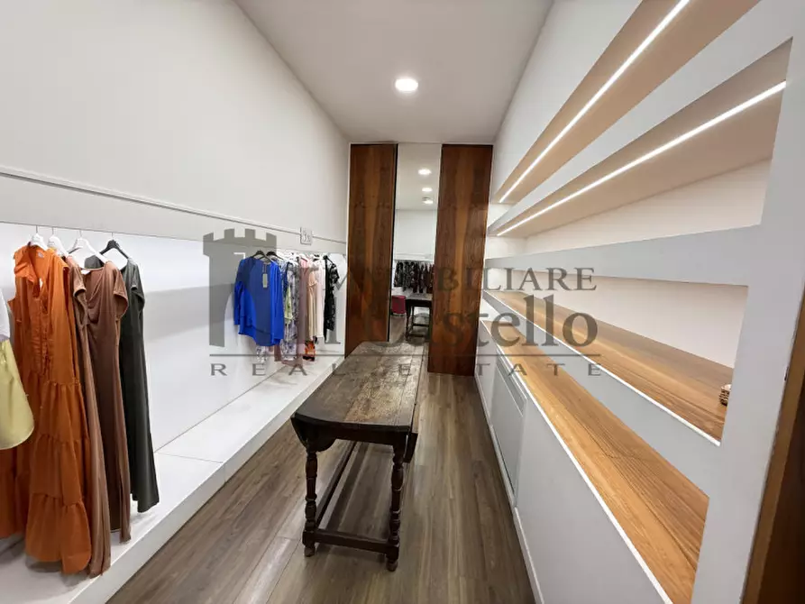 Immagine 3 di Negozio in vendita  in Via del Forte a Castiglione Del Lago