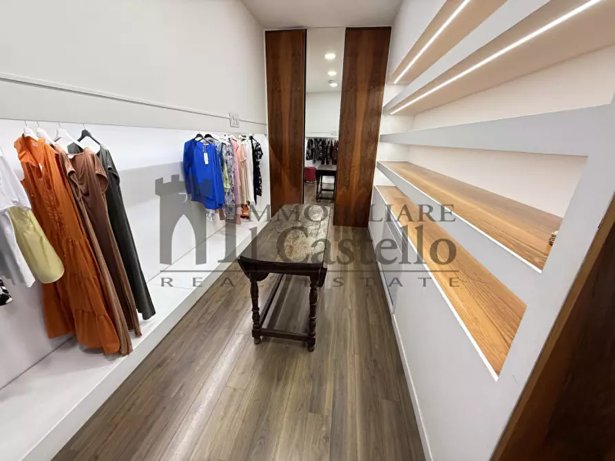 Immagine 4 di Negozio in vendita  in Via del Forte a Castiglione Del Lago