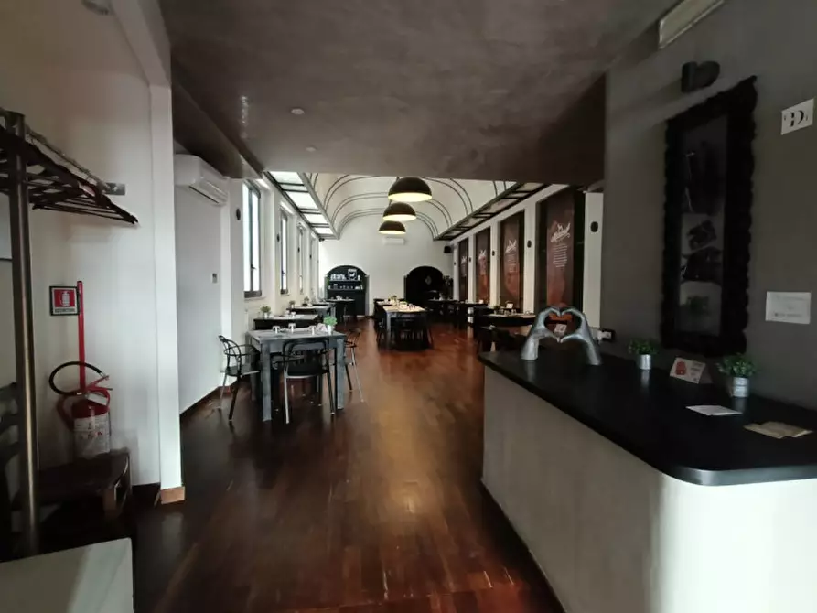 Immagine 5 di Attività commerciale in vendita  in Piazza Santo Stefano 7/a a Casale Monferrato