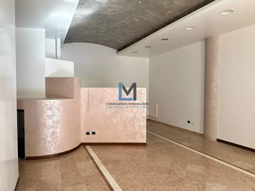 Immagine 1 di Negozio in affitto  a Montebelluna