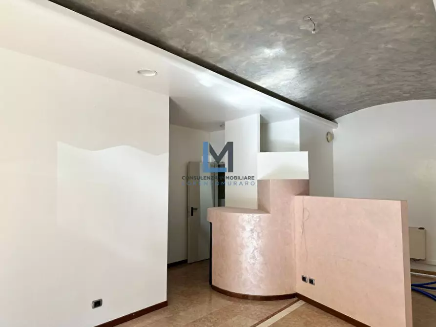 Immagine 2 di Negozio in affitto  a Montebelluna