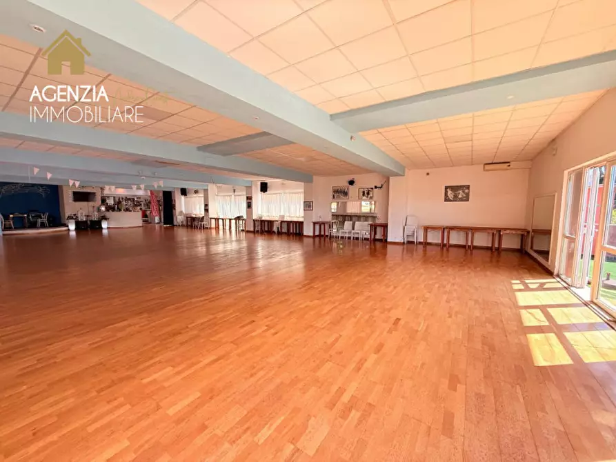 Immagine 13 di Attività commerciale in vendita  in Via del Divino Amore a Marino