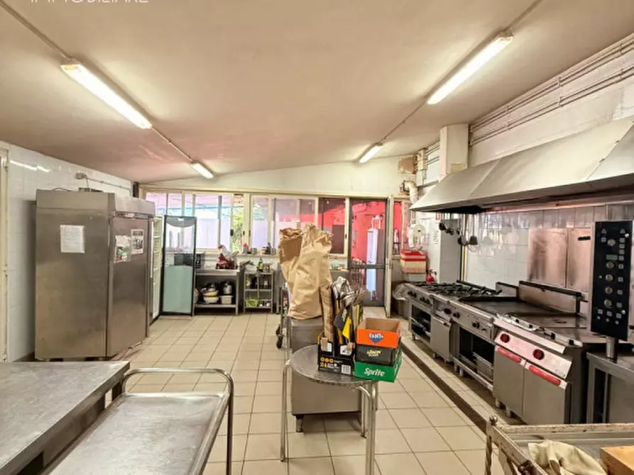 Immagine 28 di Attività commerciale in vendita  in Via del Divino Amore a Marino