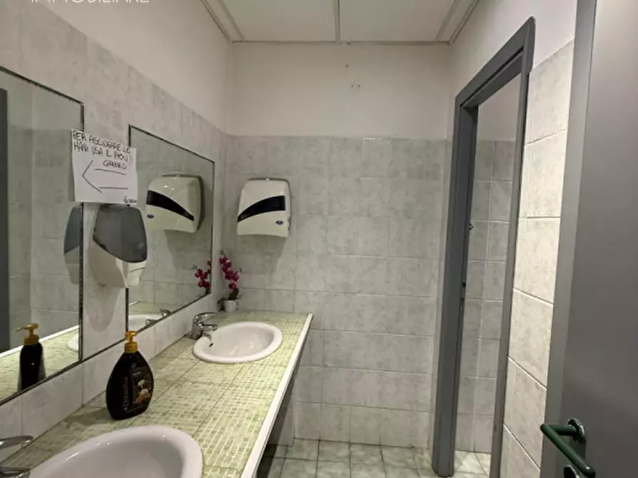 Immagine 29 di Attività commerciale in vendita  in Via del Divino Amore a Marino