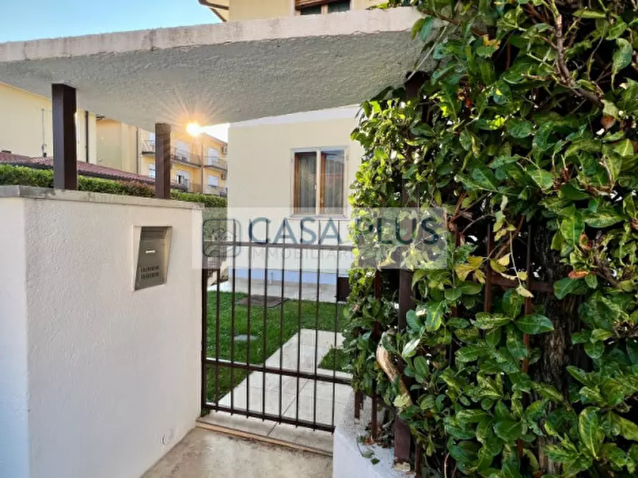 Immagine 5 di Casa bifamiliare in vendita  in via Monte Cengio a Bassano Del Grappa