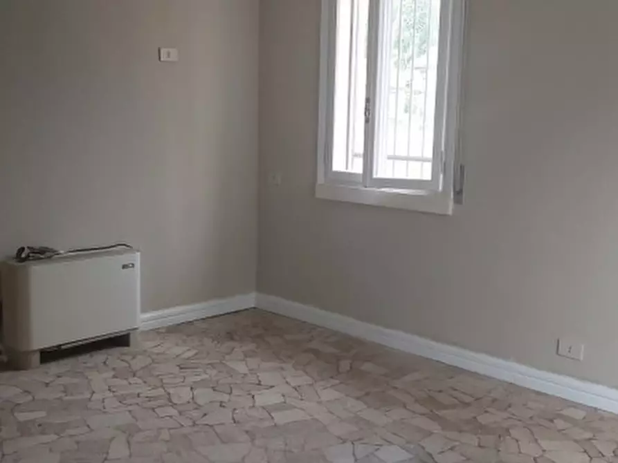 Immagine 3 di Attività commerciale in affitto  in Piazza G. da Schio a Longare