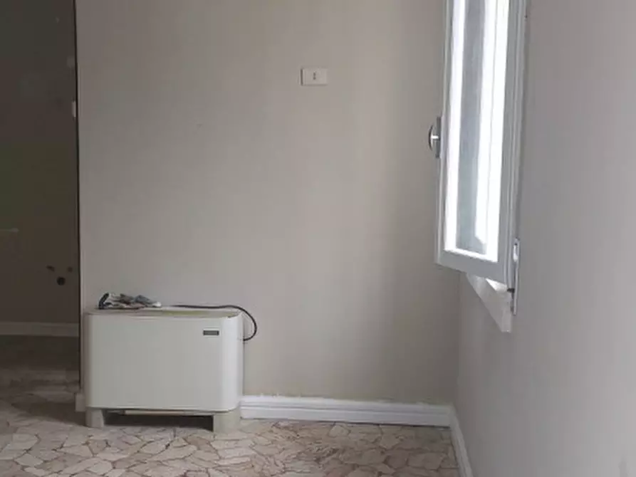 Immagine 8 di Attività commerciale in affitto  in Piazza G. da Schio a Longare