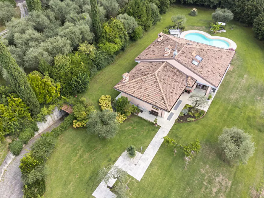 Immagine 1 di Villa in vendita  a Castelnuovo Del Garda