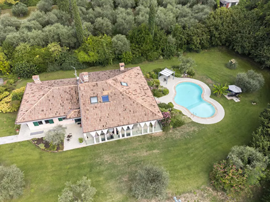 Immagine 2 di Villa in vendita  a Castelnuovo Del Garda