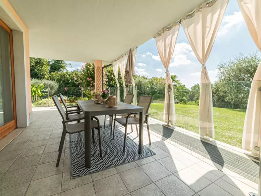 Immagine 5 di Villa in vendita  a Castelnuovo Del Garda