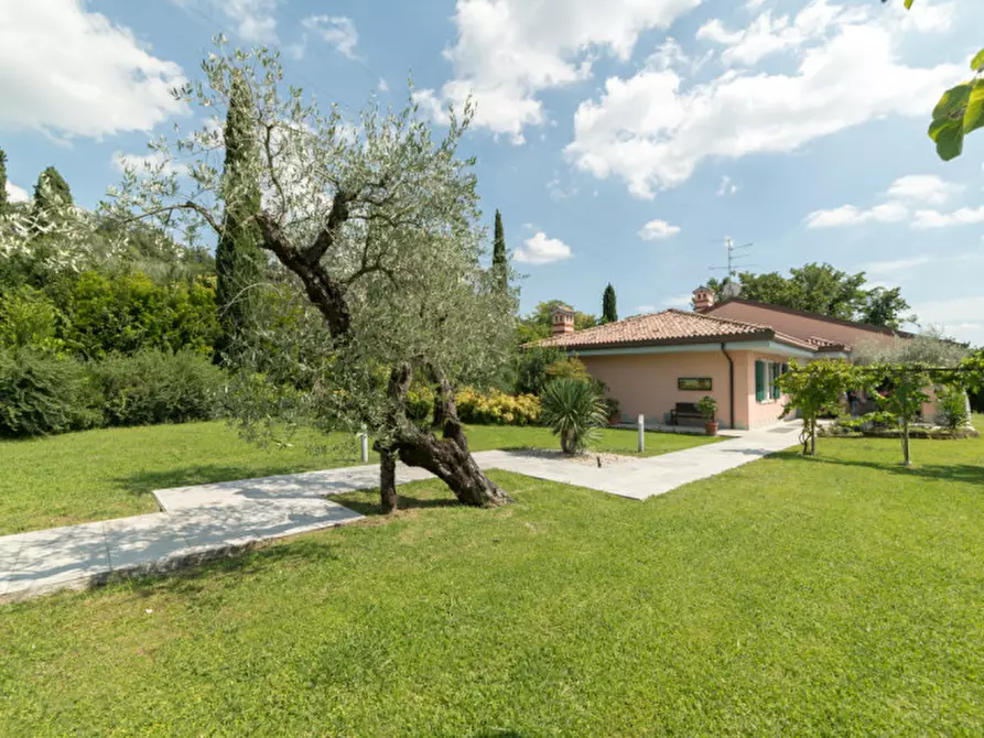 Immagine 9 di Villa in vendita  a Castelnuovo Del Garda