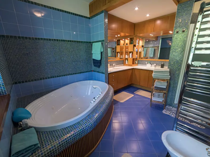 Immagine 21 di Villa in vendita  a Castelnuovo Del Garda