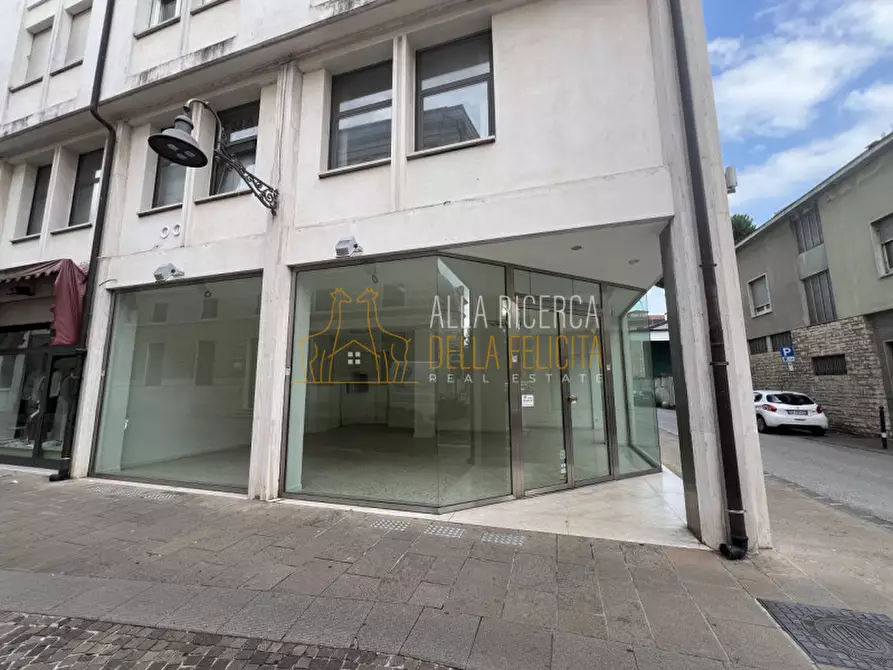 Immagine 1 di Negozio in affitto  in Via Fratelli Pasini a Schio