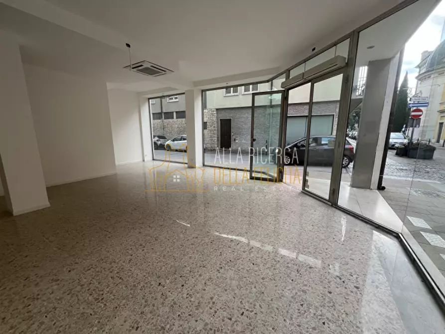 Immagine 5 di Negozio in affitto  in Via Fratelli Pasini a Schio