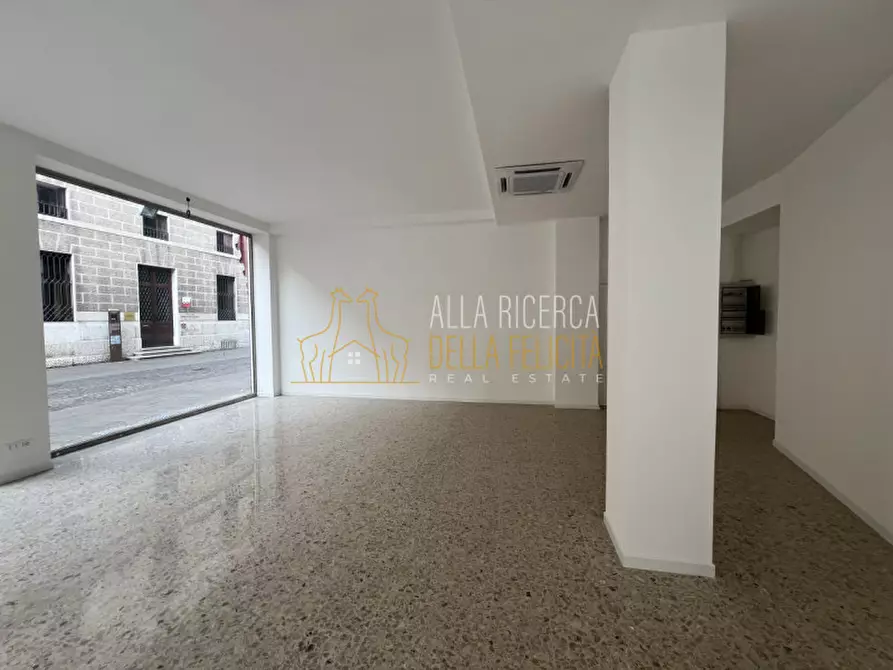 Immagine 6 di Negozio in affitto  in Via Fratelli Pasini a Schio