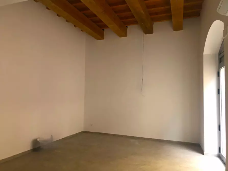 Immagine 1 di Negozio in affitto  a Mirandola