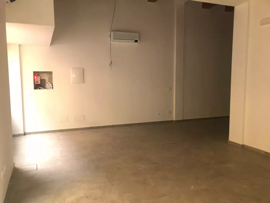 Immagine 2 di Negozio in affitto  a Mirandola