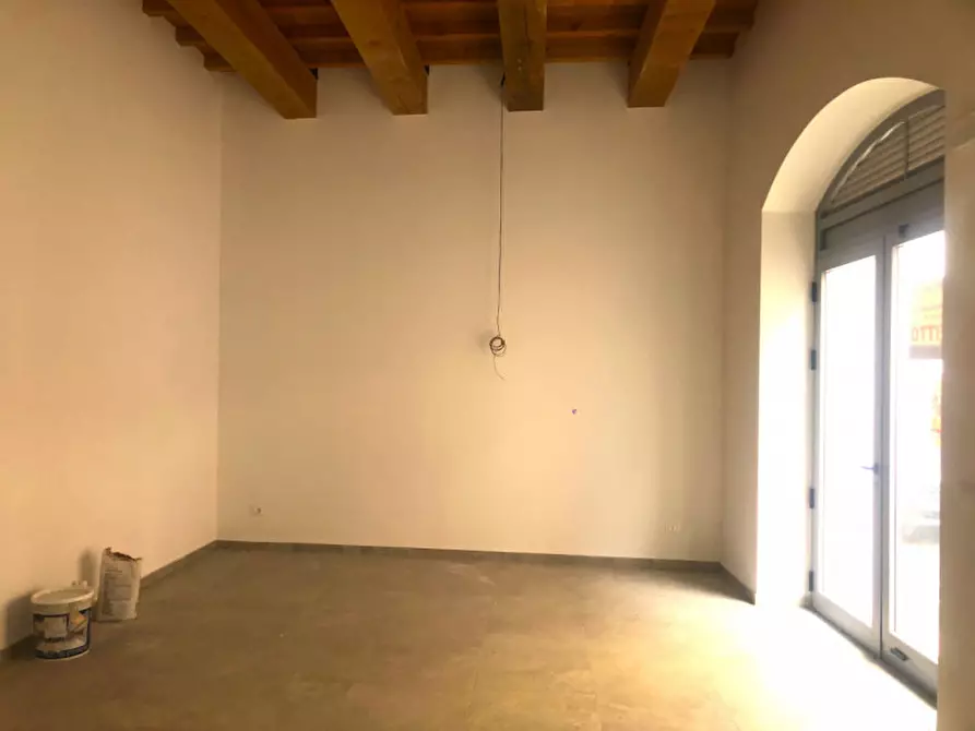 Immagine 3 di Negozio in affitto  a Mirandola
