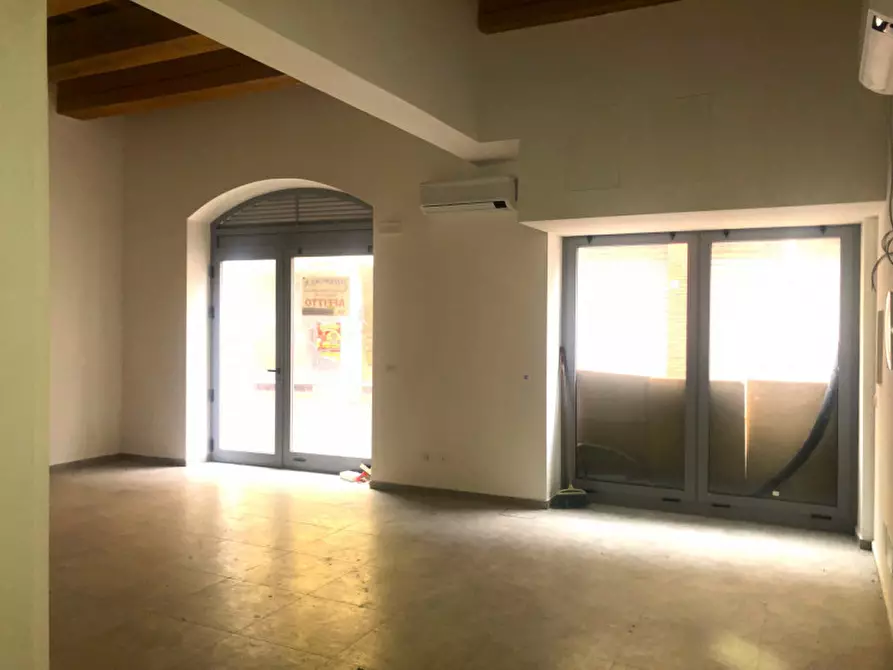 Immagine 4 di Negozio in affitto  a Mirandola