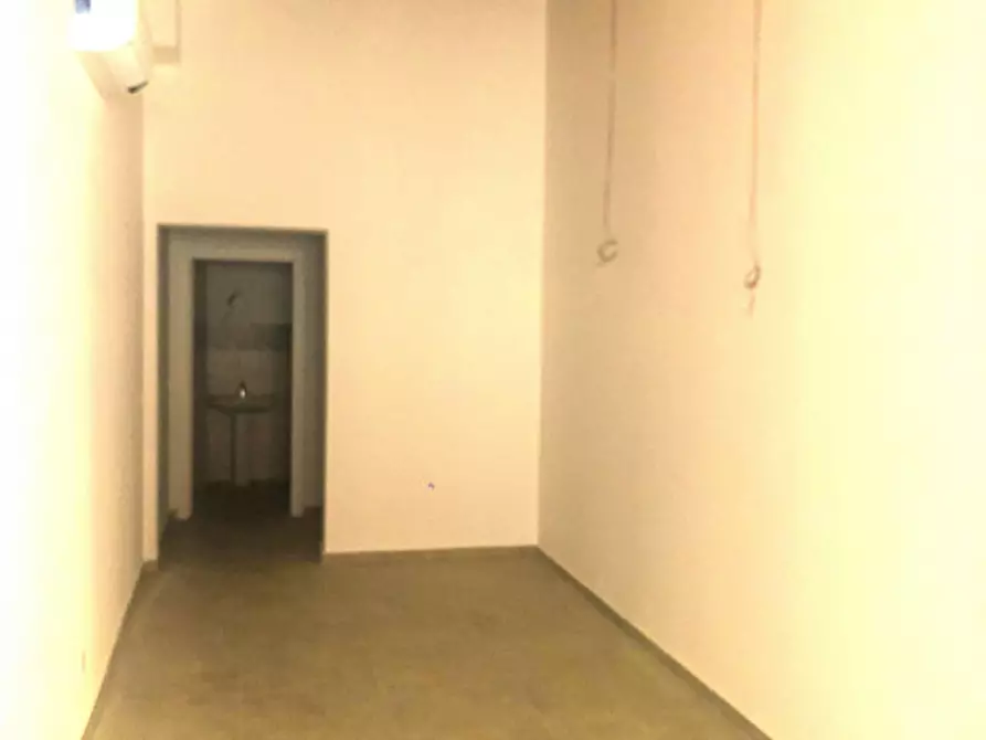 Immagine 6 di Negozio in affitto  a Mirandola