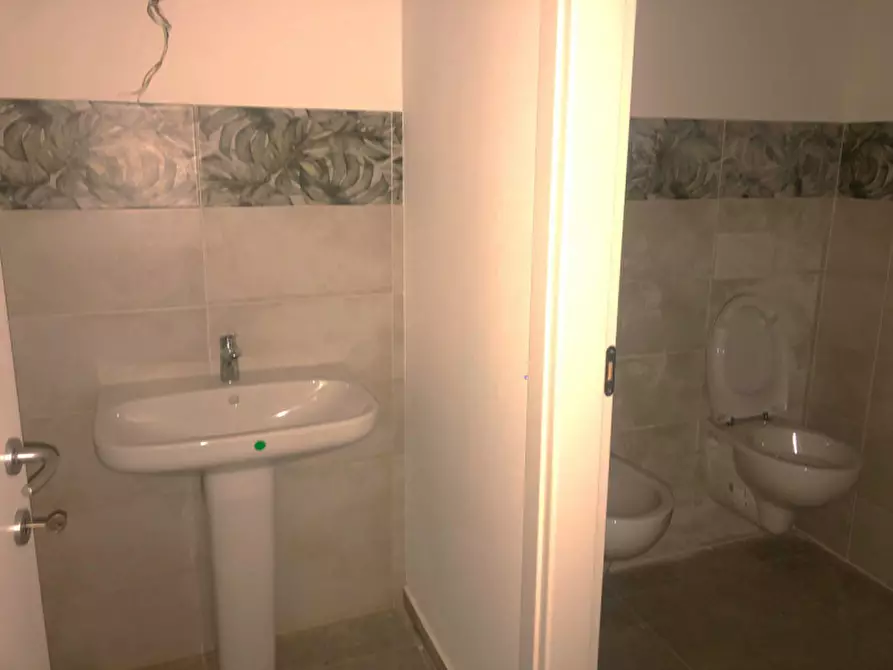 Immagine 7 di Negozio in affitto  a Mirandola