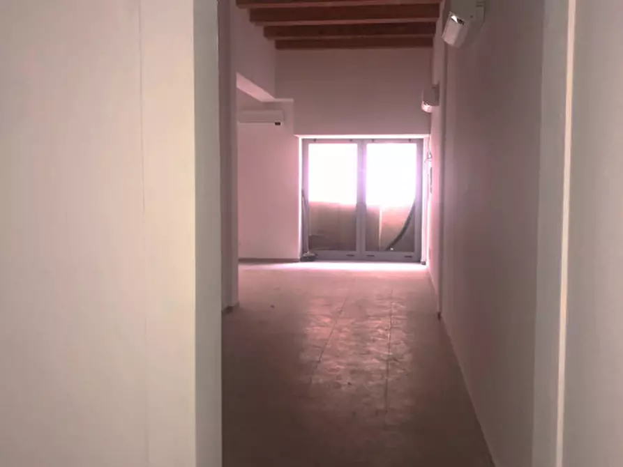 Immagine 8 di Negozio in affitto  a Mirandola