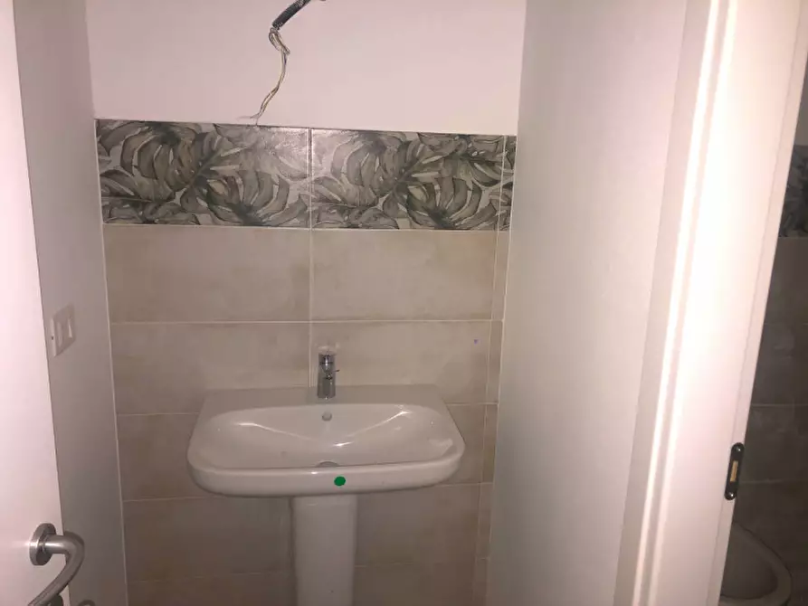 Immagine 9 di Negozio in affitto  a Mirandola