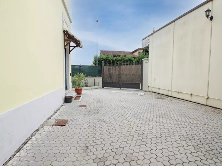 Immagine 27 di Villa in vendita  in papiago a Trovo