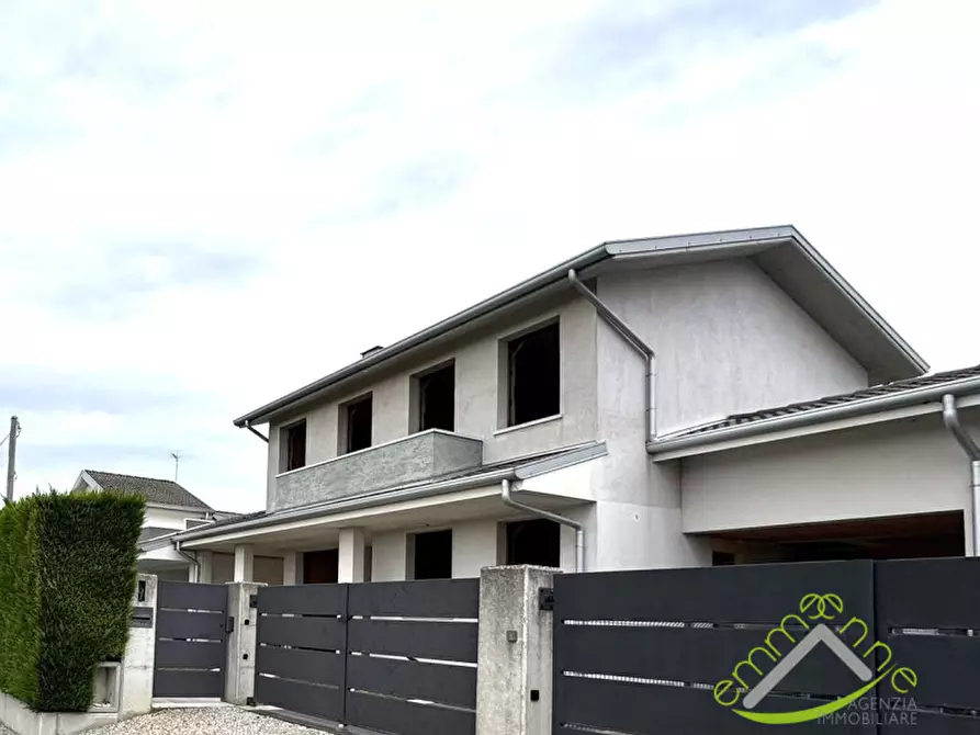 Immagine 1 di Casa trifamiliare in vendita  in Via Vittorio Veneto a Campagna Lupia