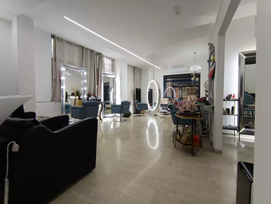 Immagine 14 di Attività commerciale in vendita  in via mistrangelo a Savona