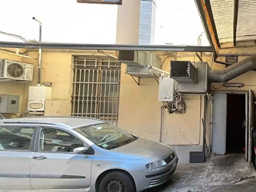 Immagine 3 di Negozio in vendita  in Via Cibrario 91 a Torino