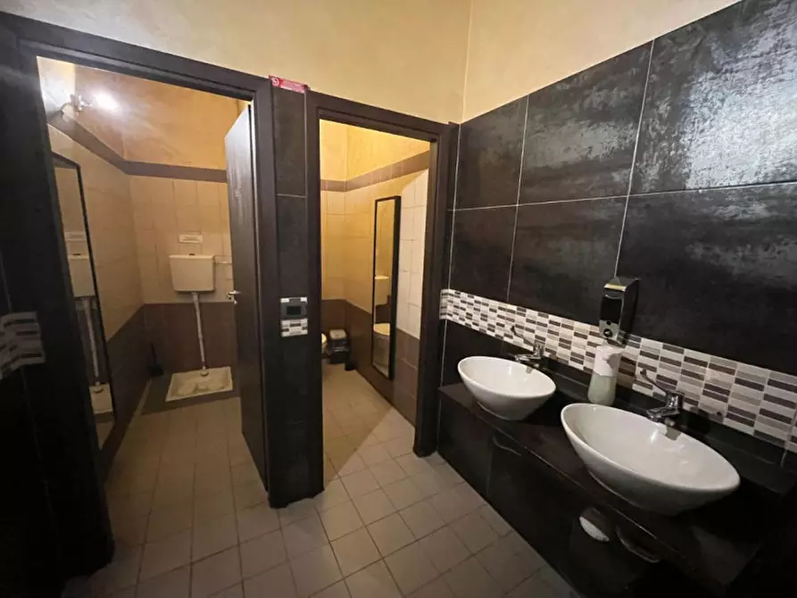 Immagine 4 di Negozio in vendita  in Via Cibrario 91 a Torino