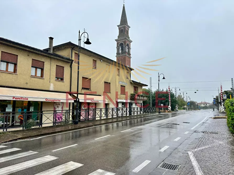 Immagine 2 di Negozio in vendita  in Via Risorgimento a Trevignano