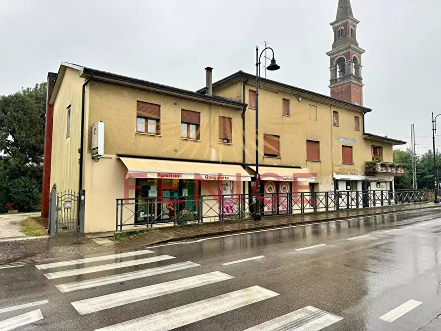 Immagine 3 di Negozio in vendita  in Via Risorgimento a Trevignano