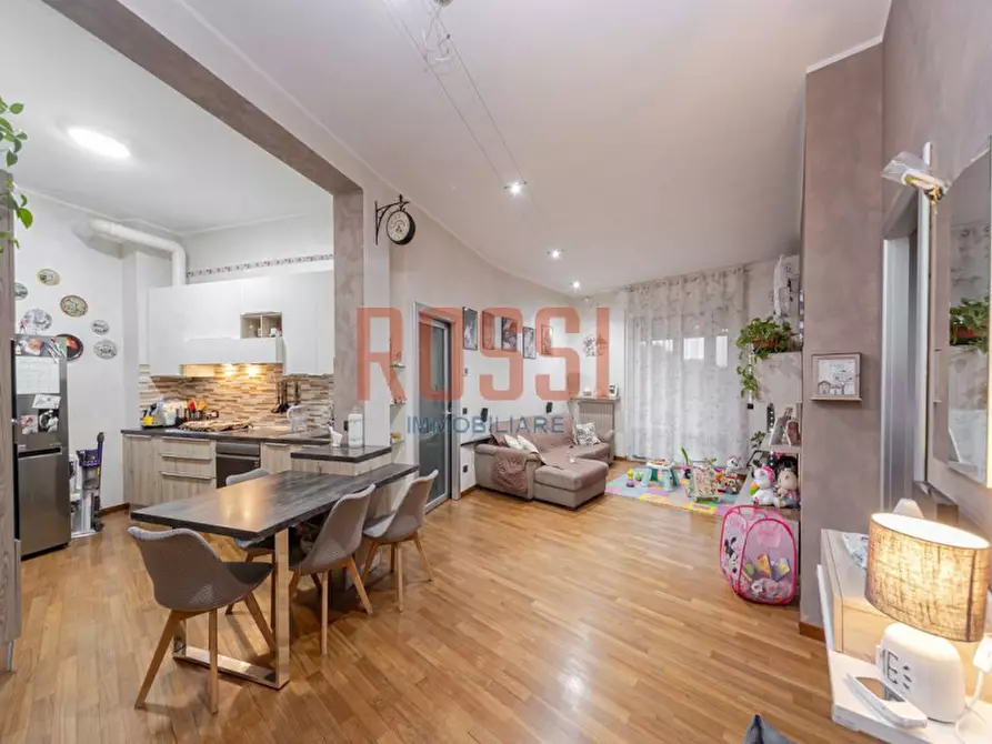 Immagine 3 di Appartamento in vendita  in Via Ugo Foscolo a Lesmo