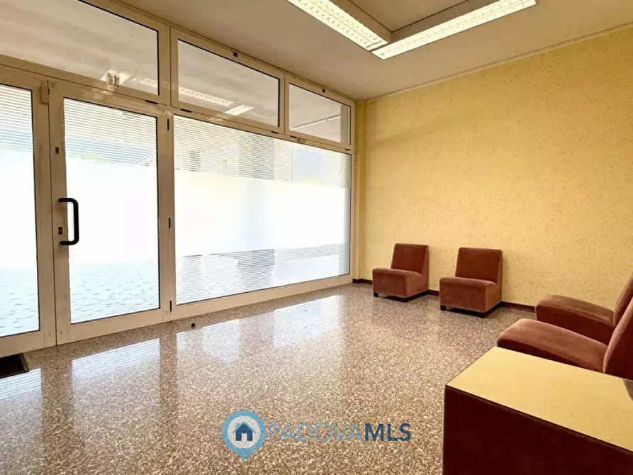 Immagine 1 di Negozio in vendita  in Via Giovanni Duprè a Padova