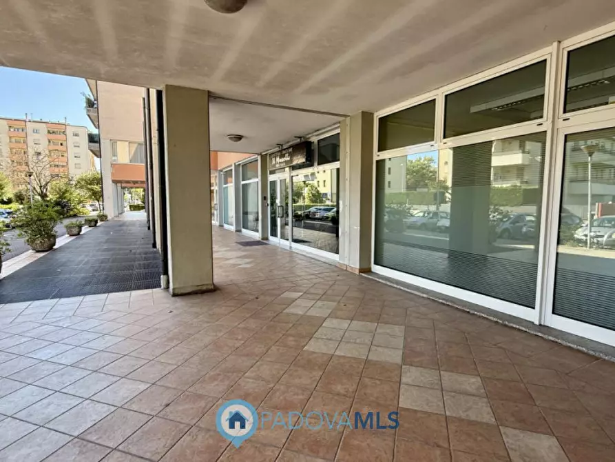 Immagine 2 di Negozio in vendita  in Via Giovanni Duprè a Padova