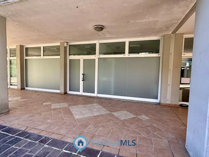 Immagine 3 di Negozio in vendita  in Via Giovanni Duprè a Padova