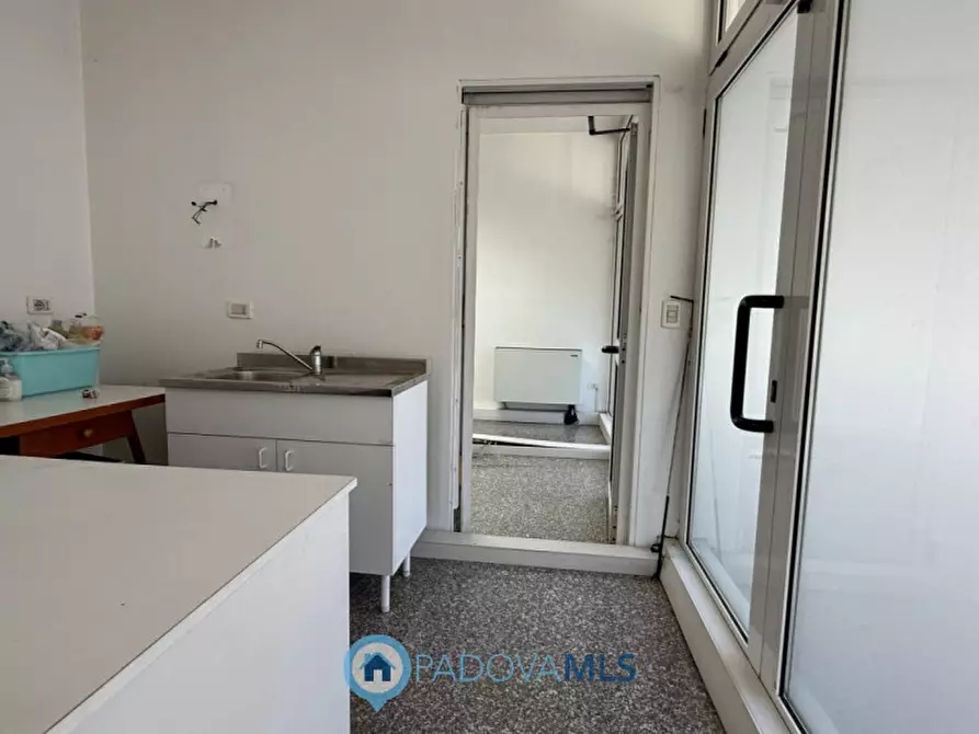 Immagine 8 di Negozio in vendita  in Via Giovanni Duprè a Padova