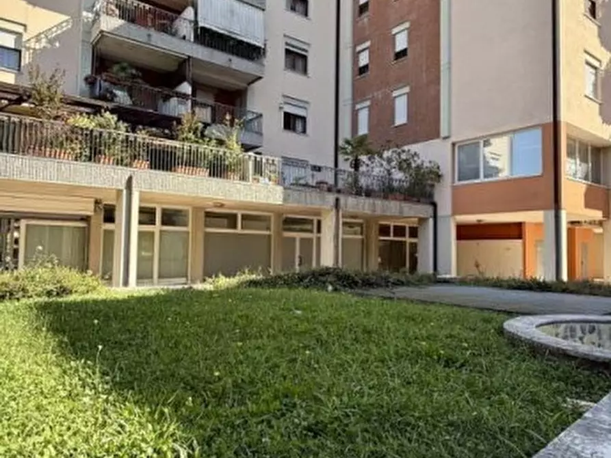 Immagine 12 di Negozio in vendita  in Via Giovanni Duprè a Padova