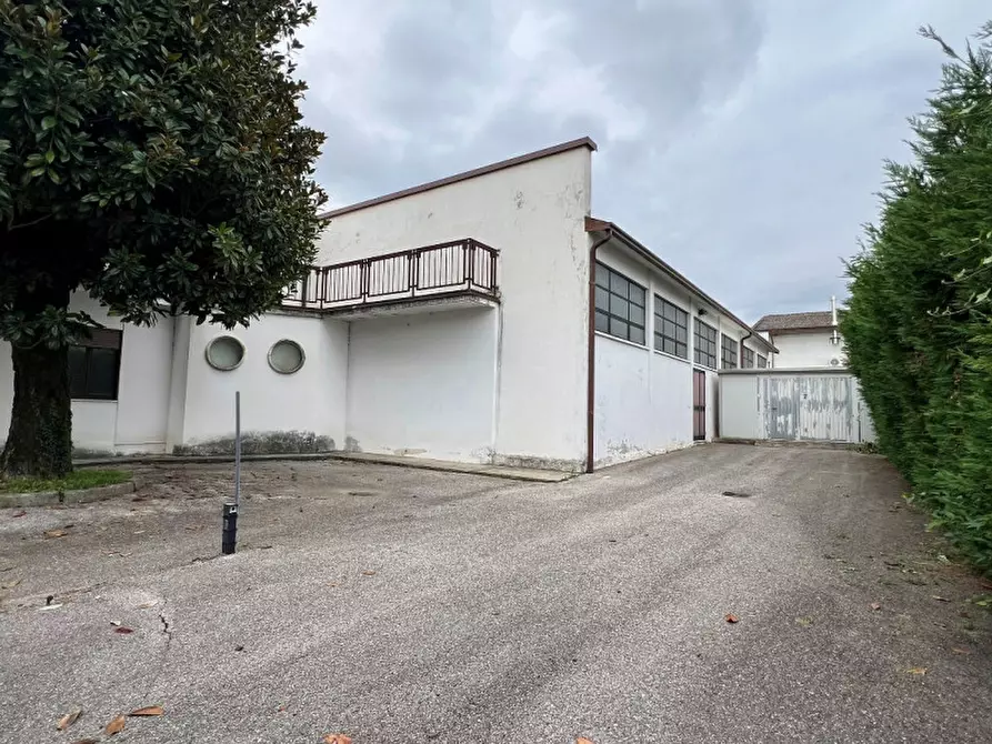 Immagine 1 di Laboratorio in vendita  in Via Martiri della Libertà a Malo