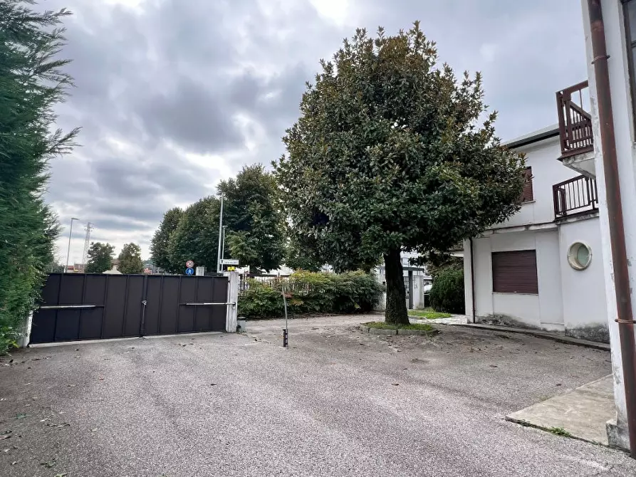 Immagine 2 di Laboratorio in vendita  in Via Martiri della Libertà a Malo