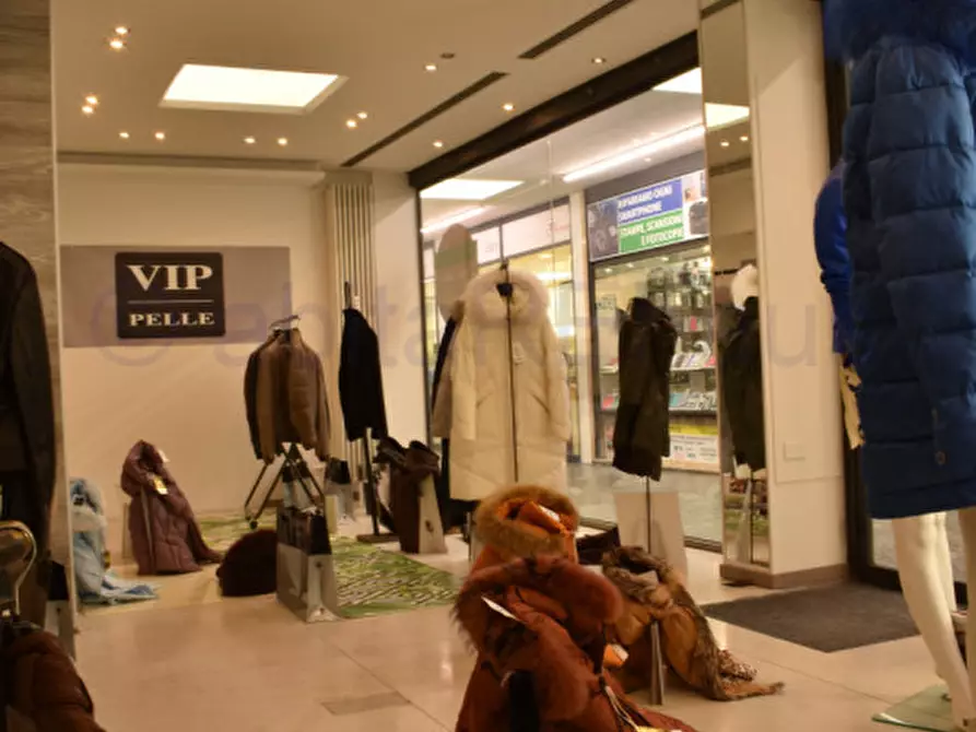 Immagine 9 di Negozio in affitto  in Galleria Sernesi a Bolzano