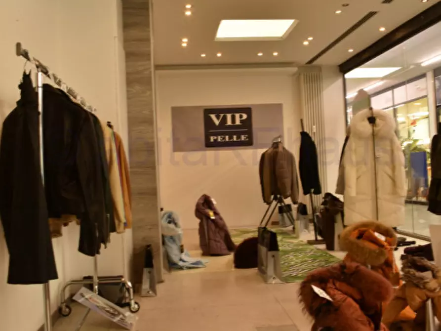 Immagine 10 di Negozio in affitto  in Galleria Sernesi a Bolzano