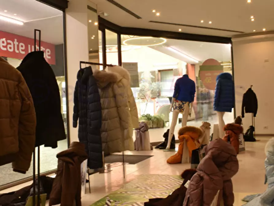 Immagine 11 di Negozio in affitto  in Galleria Sernesi a Bolzano
