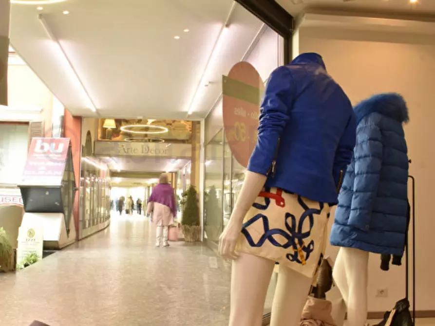 Immagine 12 di Negozio in affitto  in Galleria Sernesi a Bolzano