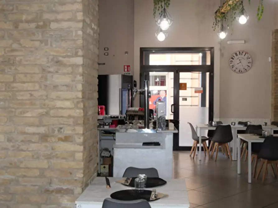 Immagine 1 di Attività commerciale in vendita  in Viale Gabriele D'Annunzio a Pescara