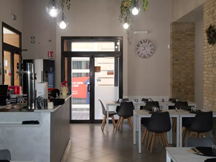 Immagine 3 di Attività commerciale in vendita  in Viale Gabriele D'Annunzio a Pescara