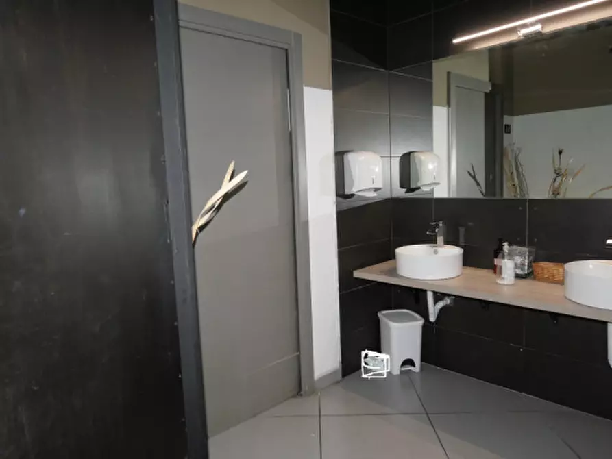 Immagine 23 di Attività commerciale in vendita  in Viale Gabriele D'Annunzio a Pescara