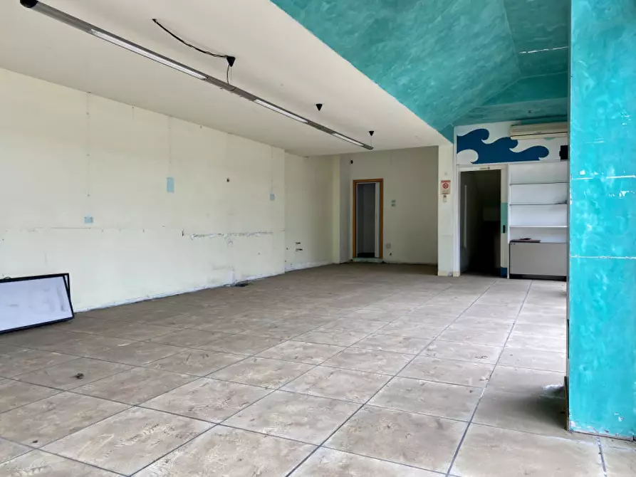 Immagine 2 di Negozio in vendita  in Viale Milano, 108 a Vicenza